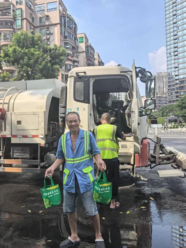 “情滿月圓，禮贊國慶”星群戶外勞動者愛心驛站舉行燈謎慰問活動